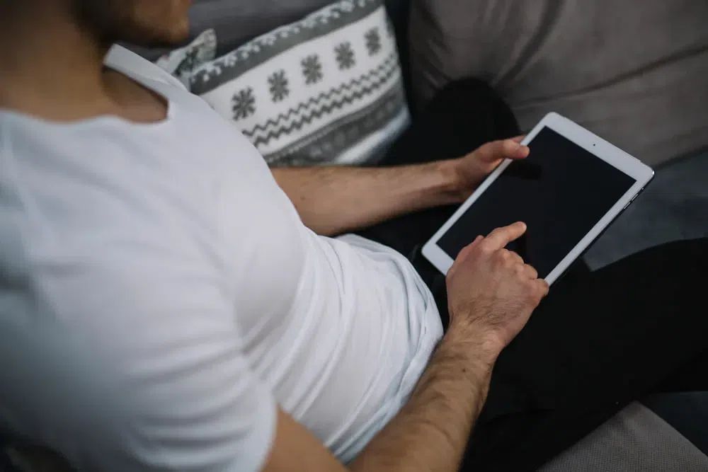 What to Say to Keep a Conversation Going Over Text