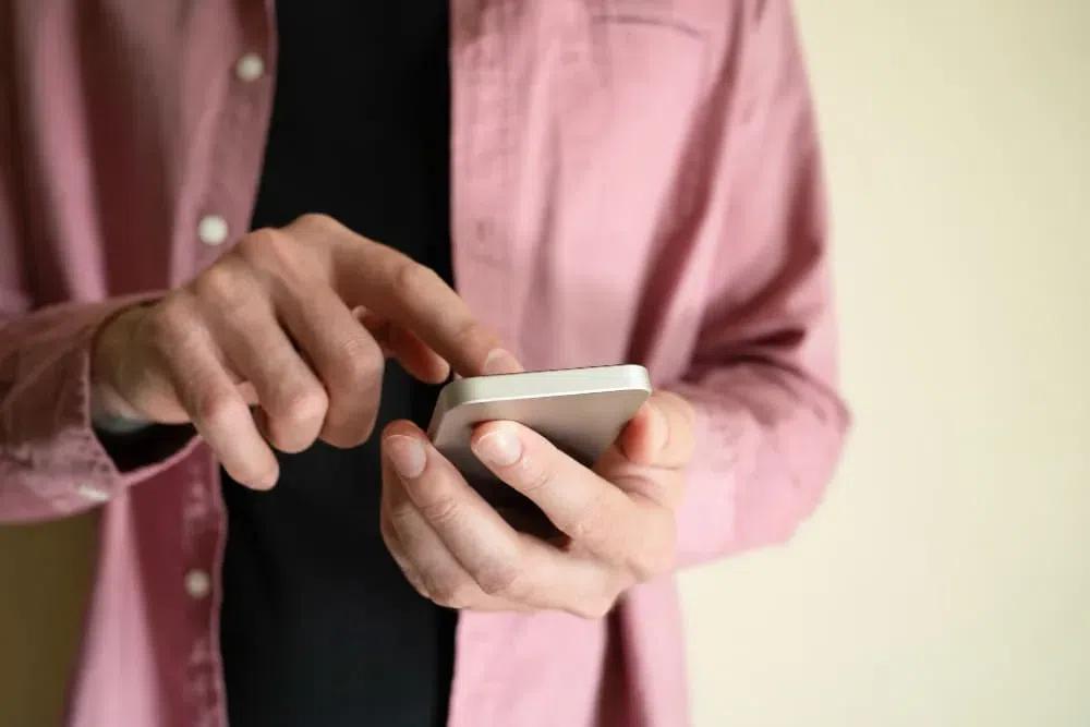 What to Say to Keep a Conversation Going Over Text